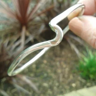 Swizzle silver bangle