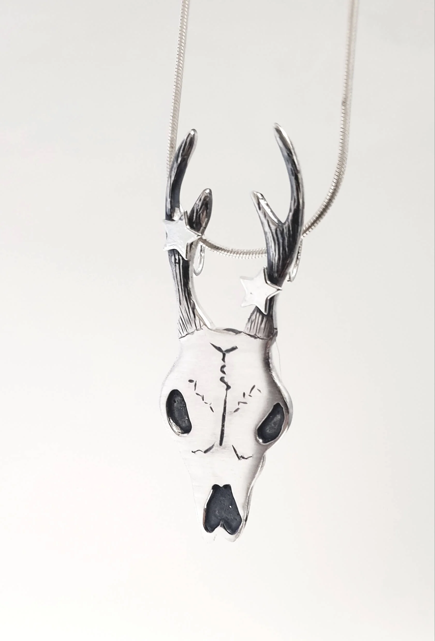 Ossia 2 stars deer skull pendant