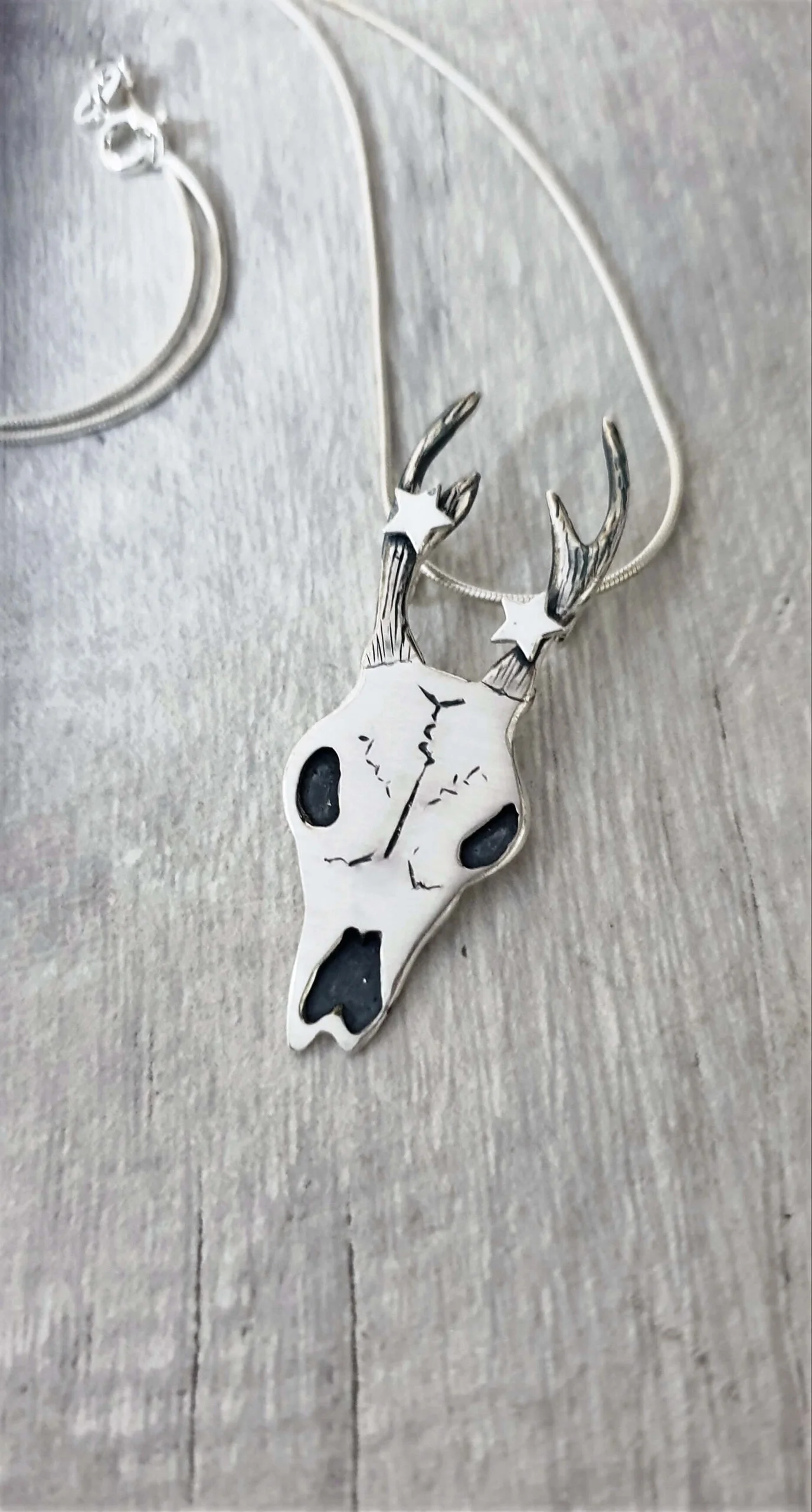 Ossia 2 stars deer skull pendant